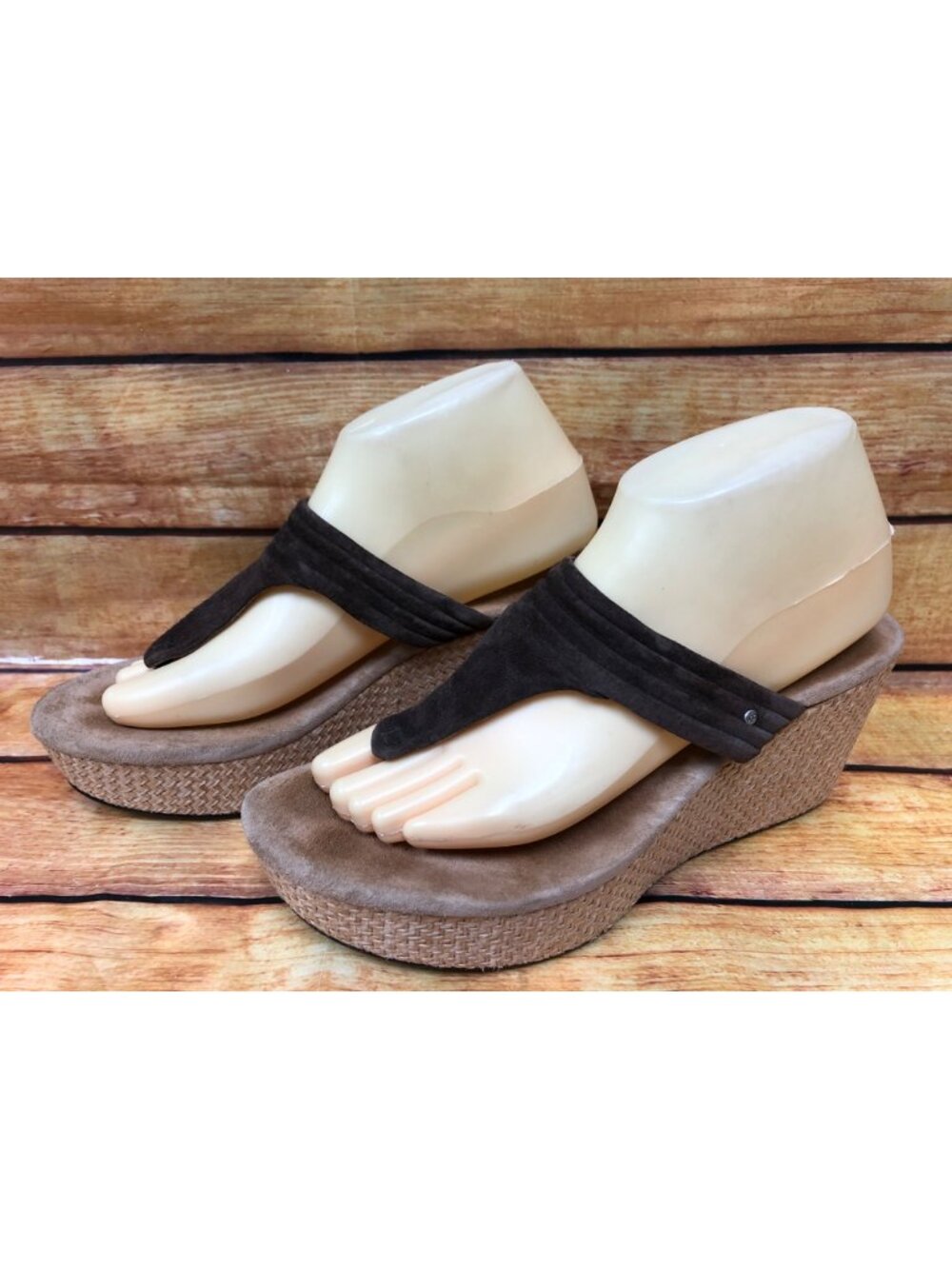 UGG Womens 9.5 Zamora #3093 Brown Leather Wedge Thong Sandals